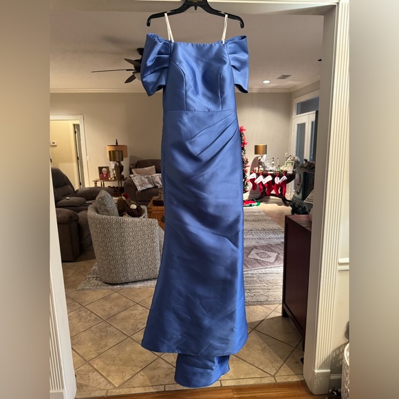 Elegant Blue Evening Gown - Picture 6 of 7